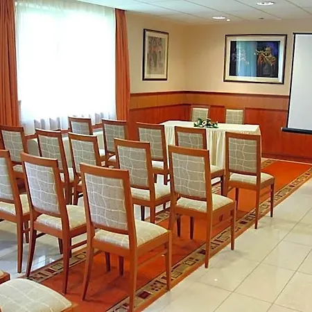 ホテル Garden Wellness Es Konferencia 4*