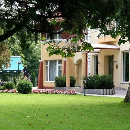 Garden Wellness Es Konferencia מלון 4*